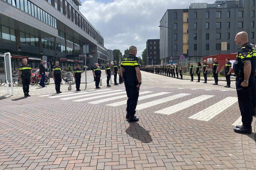 Honderden agenten bewijzen laatste eer aan overleden motoragent