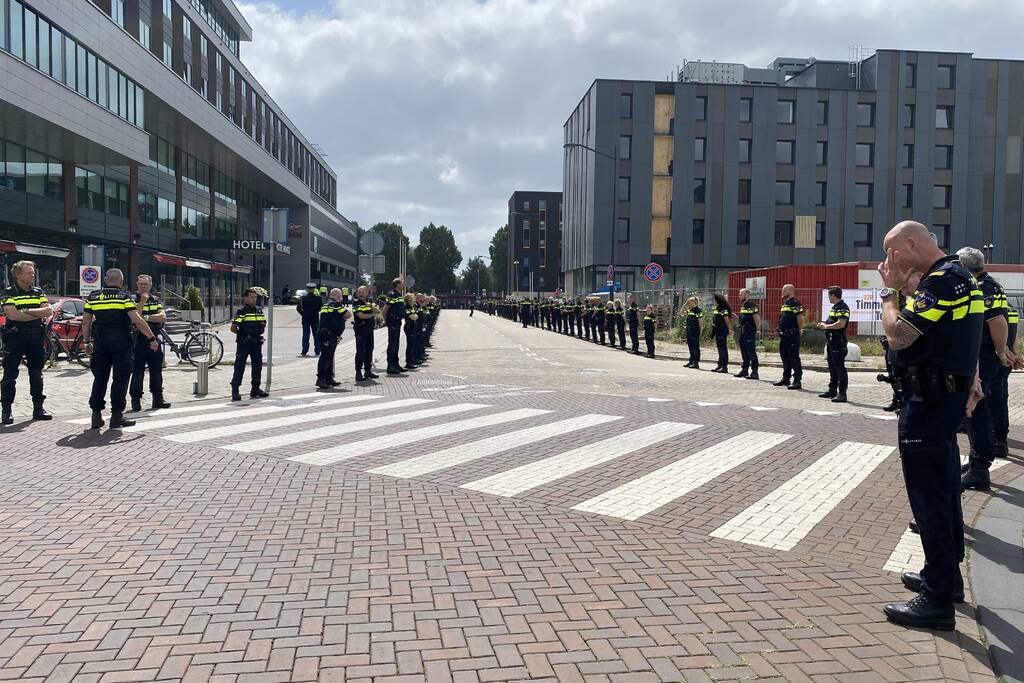 Honderden agenten bewijzen laatste eer aan overleden motoragent