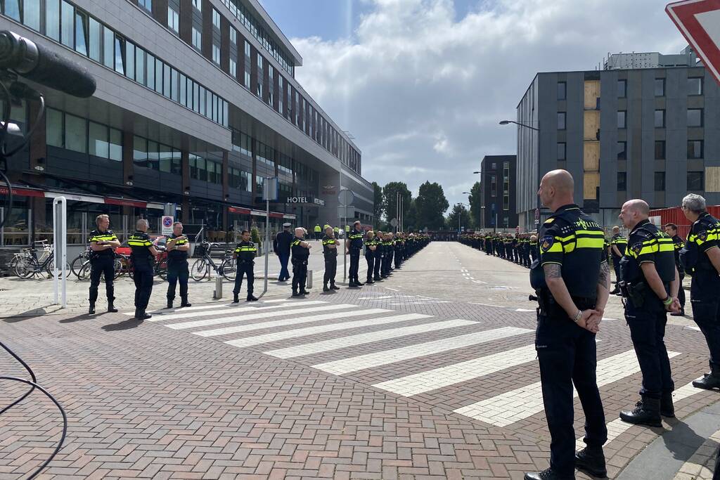 Honderden agenten bewijzen laatste eer aan overleden motoragent