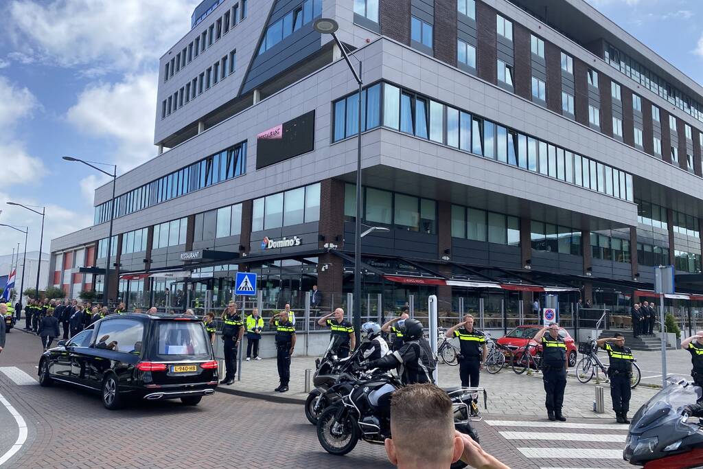Honderden agenten bewijzen laatste eer aan overleden motoragent