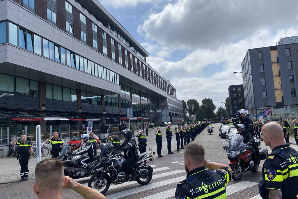 Honderden agenten bewijzen laatste eer aan overleden motoragent