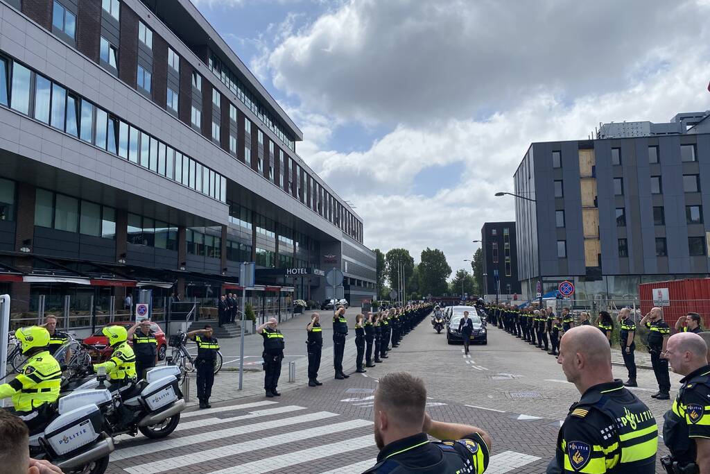 Honderden agenten bewijzen laatste eer aan overleden motoragent