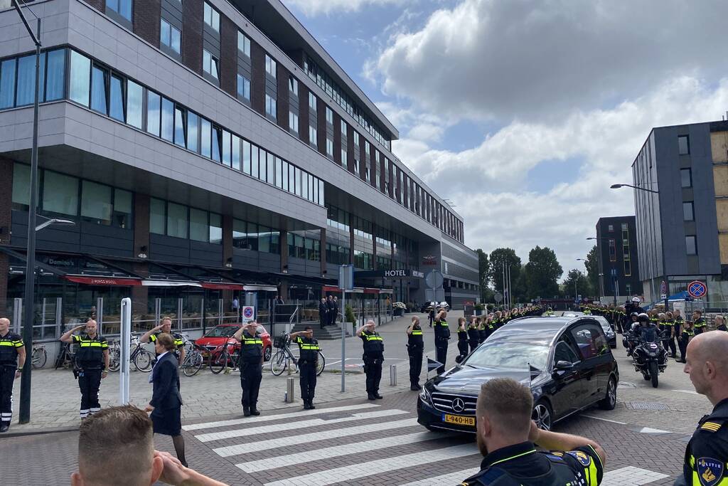 Honderden agenten bewijzen laatste eer aan overleden motoragent