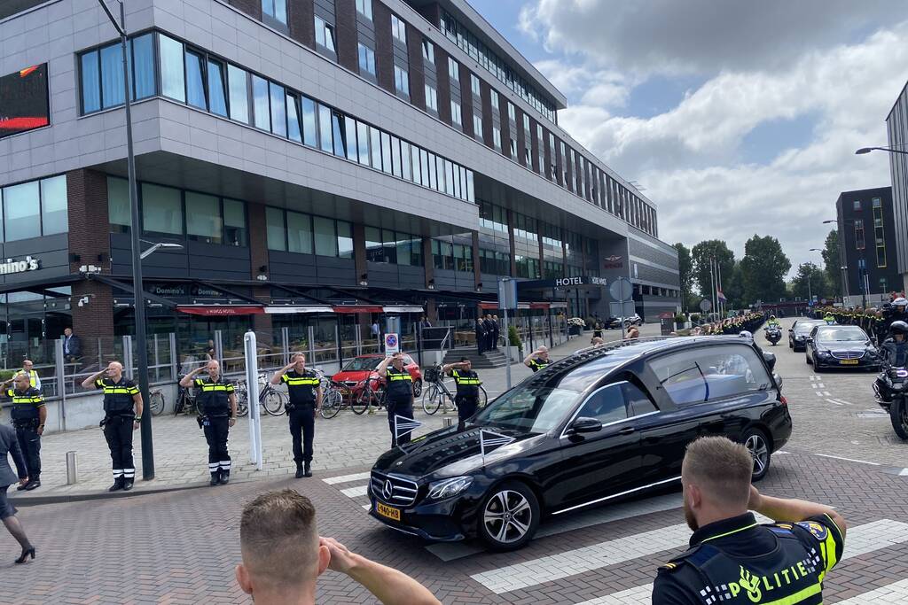 Honderden agenten bewijzen laatste eer aan overleden motoragent