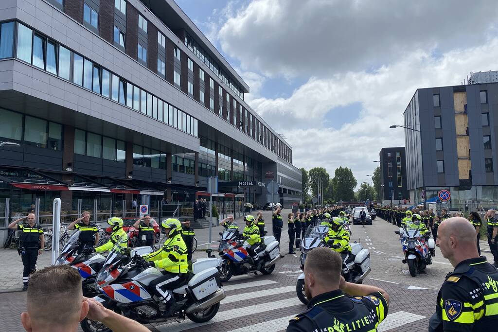 Honderden agenten bewijzen laatste eer aan overleden motoragent