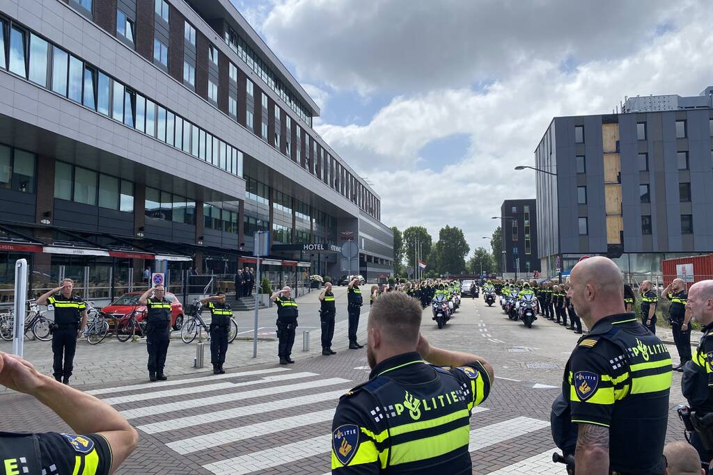 Honderden agenten bewijzen laatste eer aan overleden motoragent