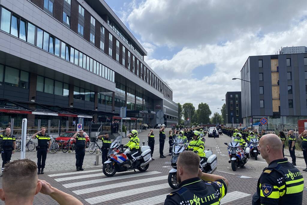 Honderden agenten bewijzen laatste eer aan overleden motoragent