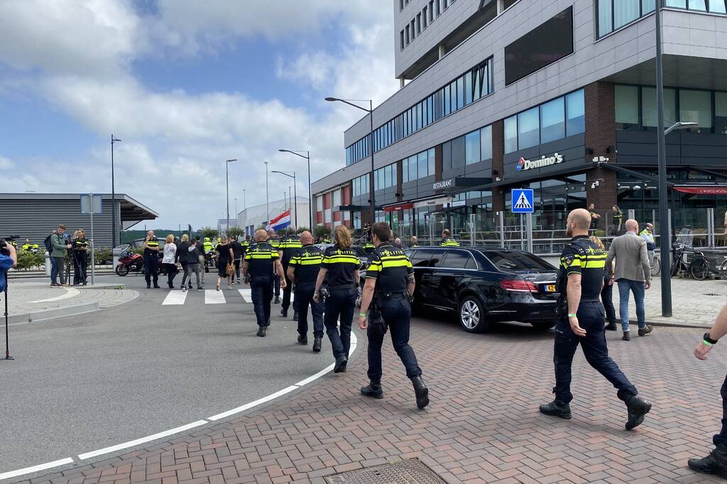 Honderden agenten bewijzen laatste eer aan overleden motoragent