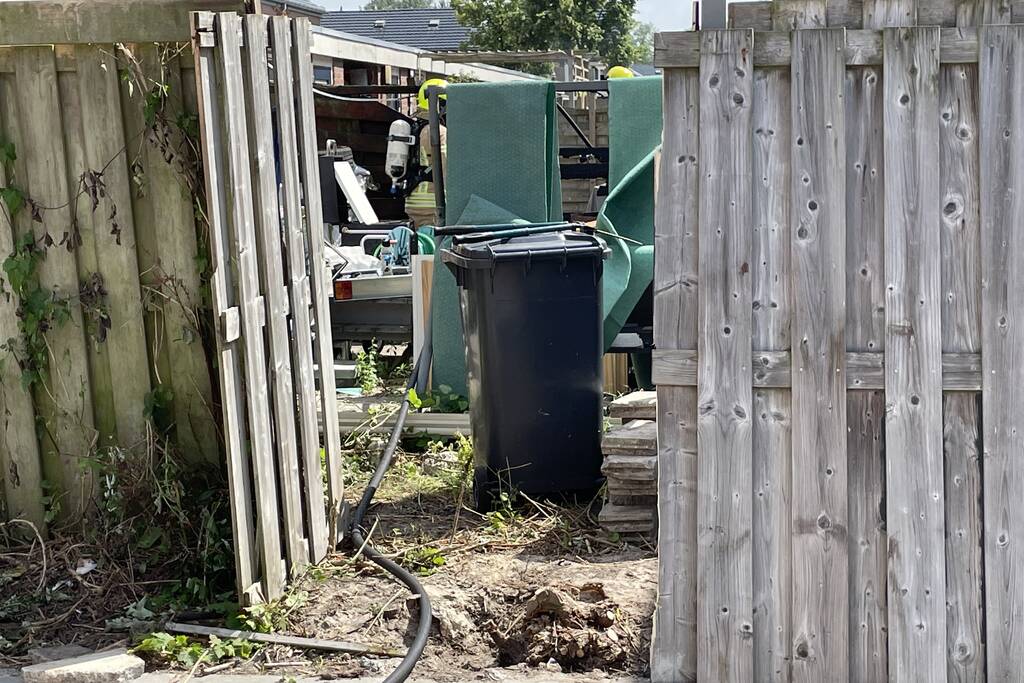 Schutting in achtertuin beschadigd door brand