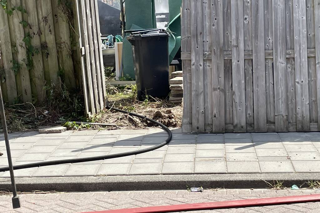 Schutting in achtertuin beschadigd door brand