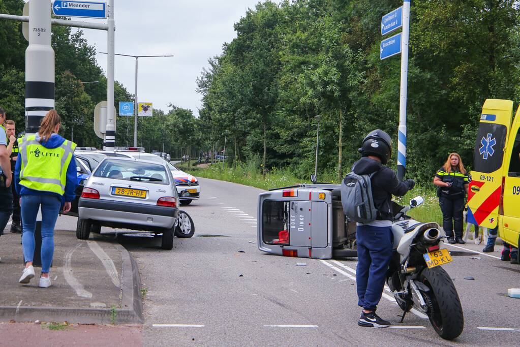 Canta 45-km brommobiel botst met personenwagen