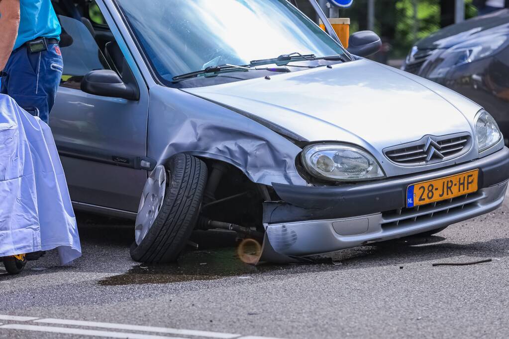 Canta 45-km brommobiel botst met personenwagen