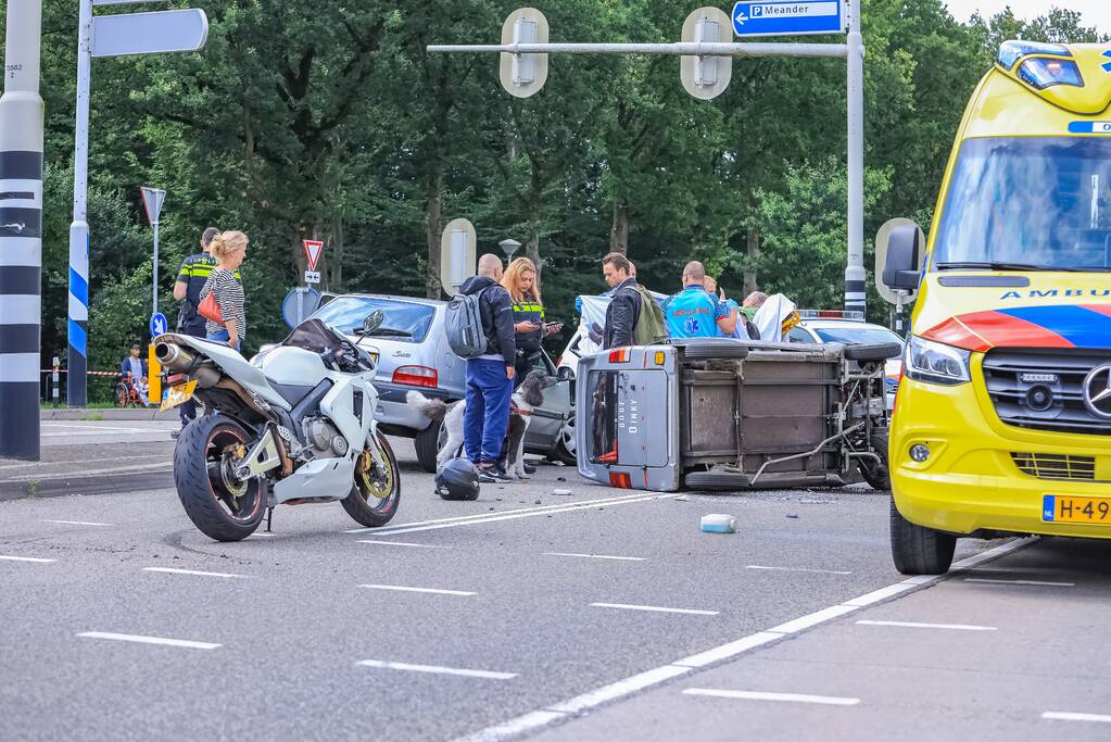 Canta 45-km brommobiel botst met personenwagen