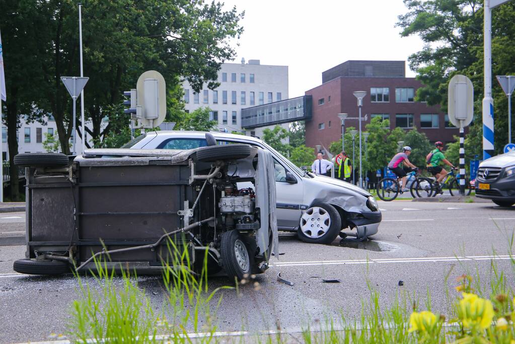 Canta 45-km brommobiel botst met personenwagen