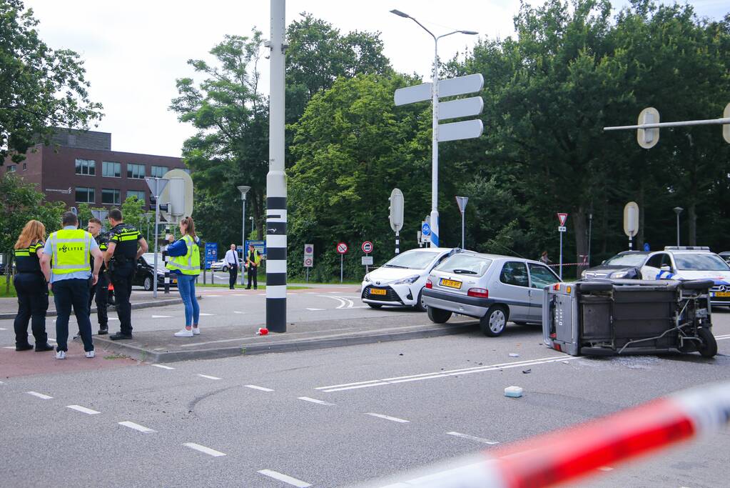Canta 45-km brommobiel botst met personenwagen