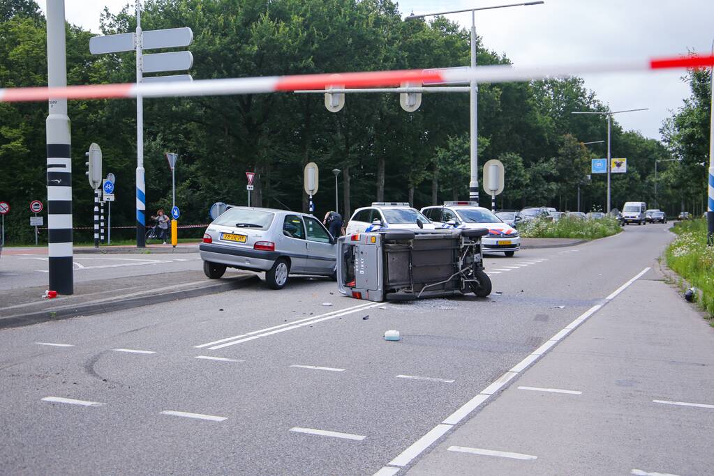 Canta 45-km brommobiel botst met personenwagen