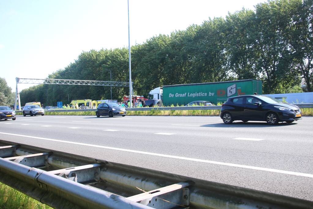 Snelweg dicht door verkeersongeval