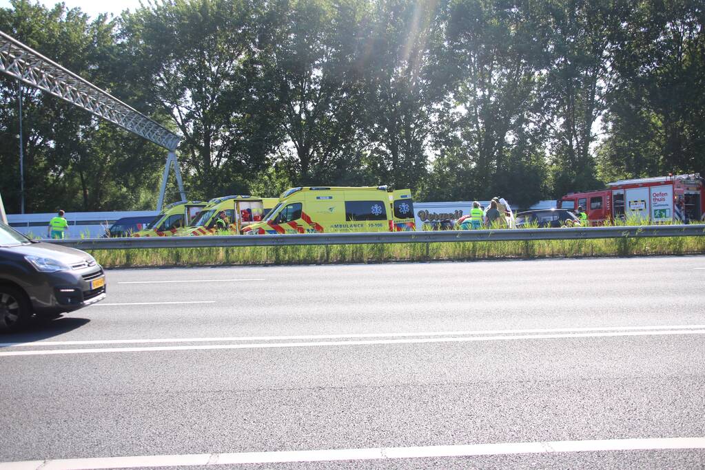 Snelweg dicht door verkeersongeval