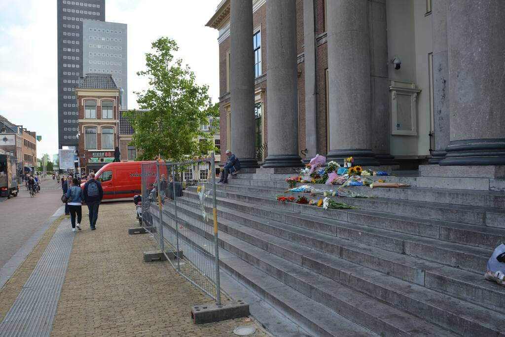Bloemen bij Gerechtshof voor Peter R de Vries