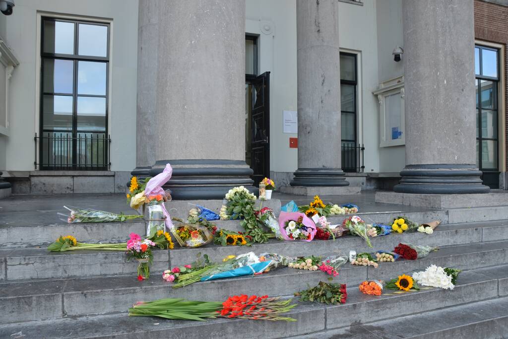 Bloemen bij Gerechtshof voor Peter R de Vries