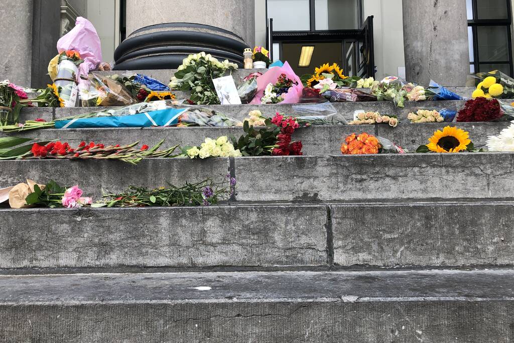 Bloemen bij Gerechtshof voor Peter R de Vries