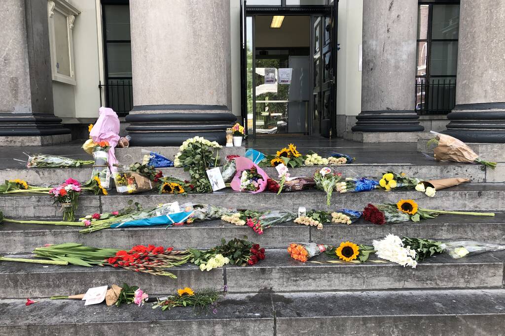 Bloemen bij Gerechtshof voor Peter R de Vries
