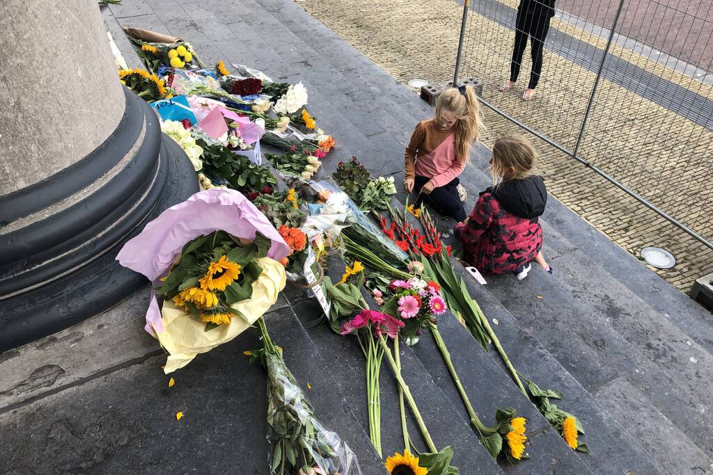 Bloemen bij Gerechtshof voor Peter R de Vries