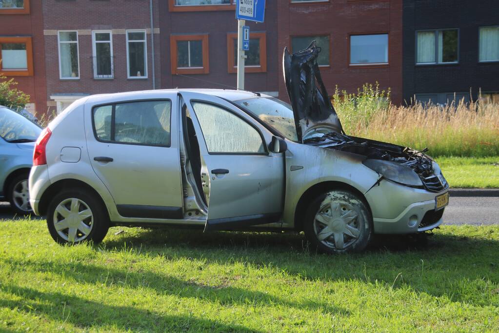 Auto zwaar beschadigd door brand