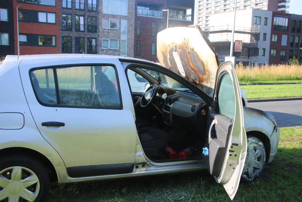 Auto zwaar beschadigd door brand