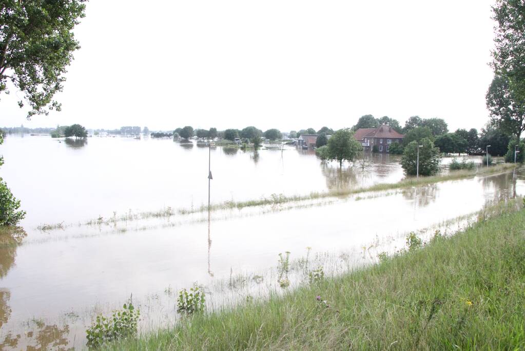 Overstromingen door stijgend water in de maas