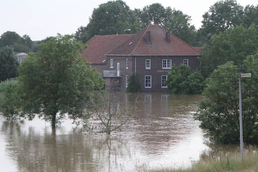 Overstromingen door stijgend water in de maas