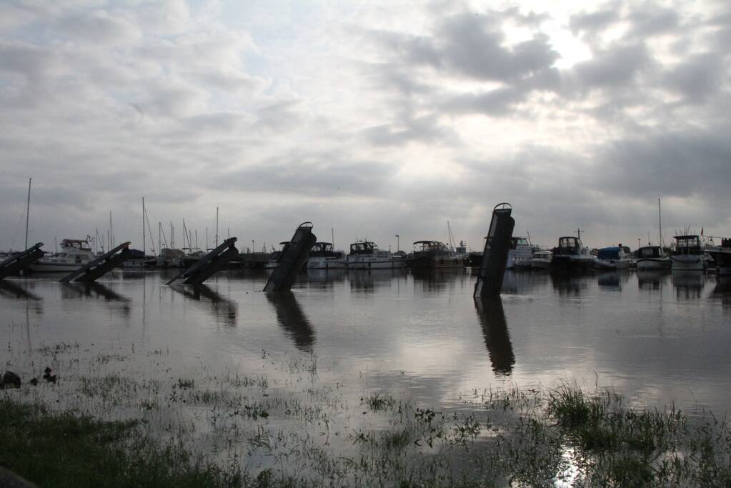 Overstromingen door stijgend water in de maas