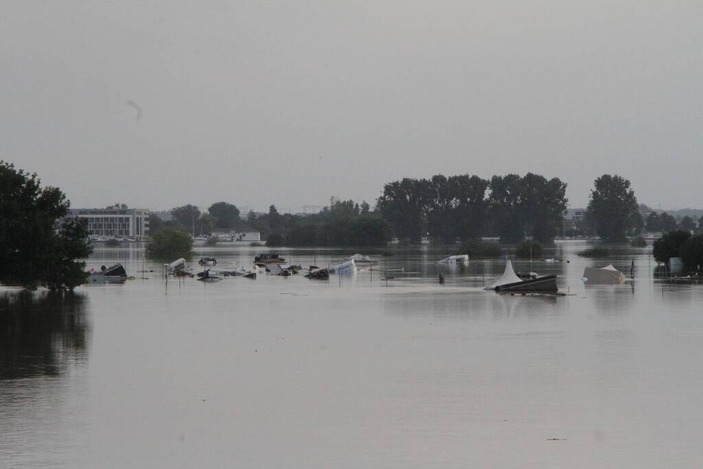 Overstromingen door stijgend water in de maas