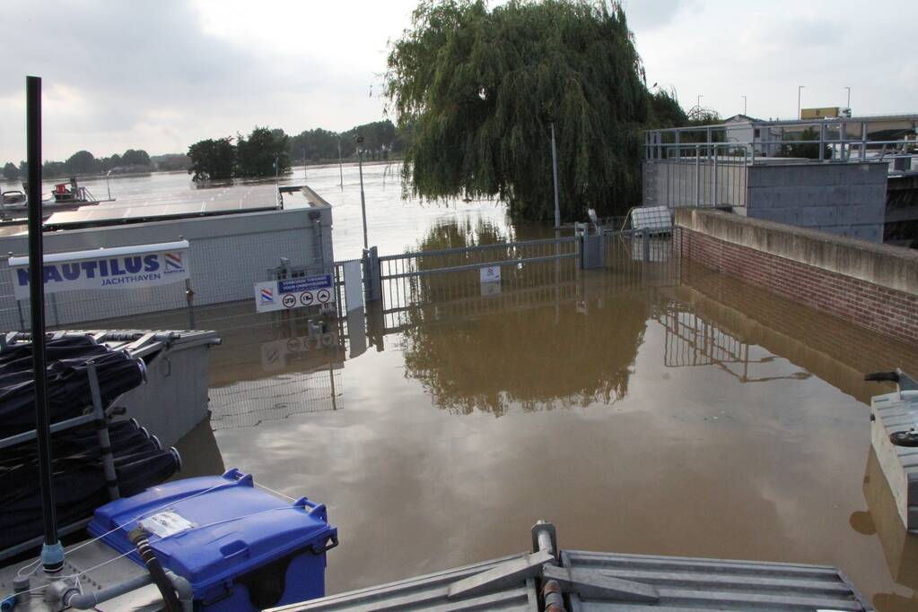 Overstromingen door stijgend water in de maas