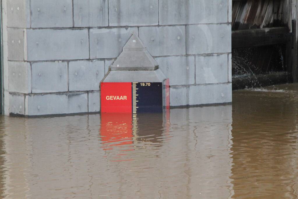 Overstromingen door stijgend water in de maas