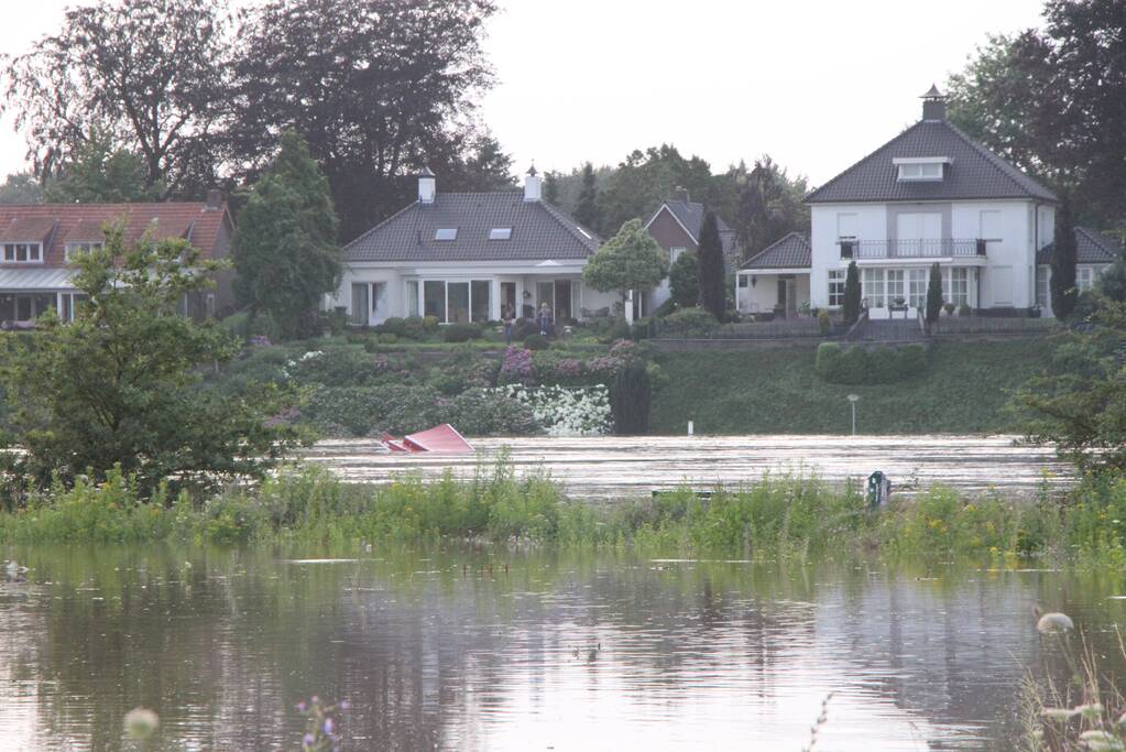 Overstromingen door stijgend water in de maas