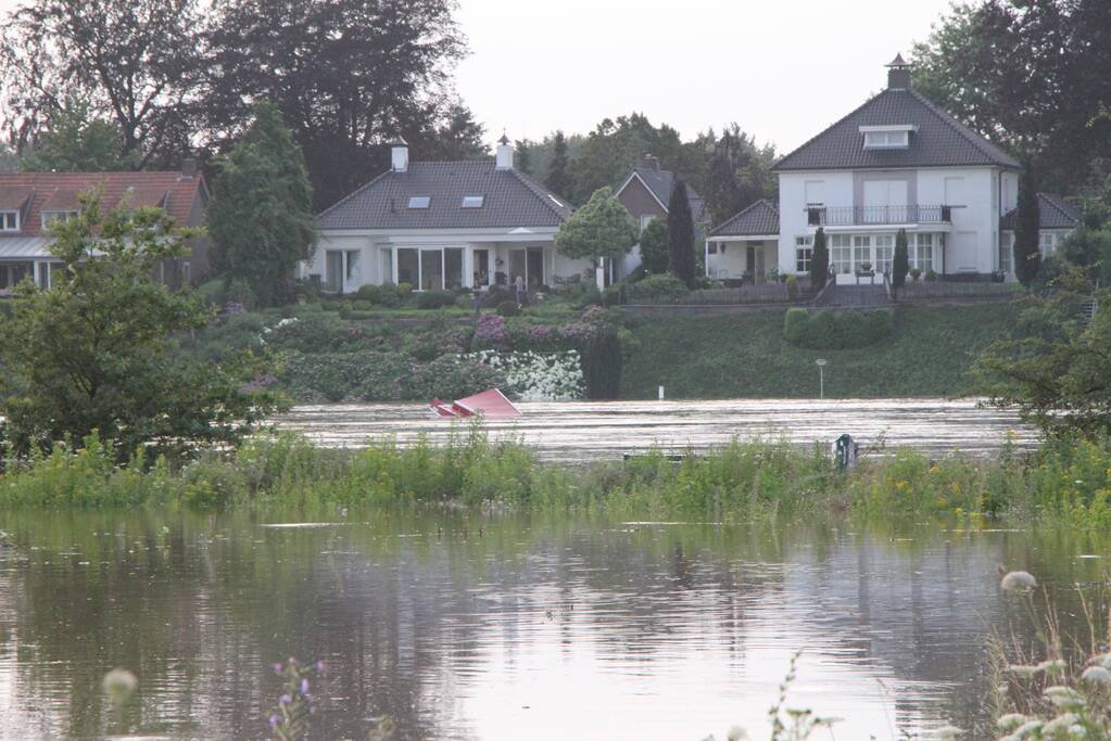 Overstromingen door stijgend water in de maas