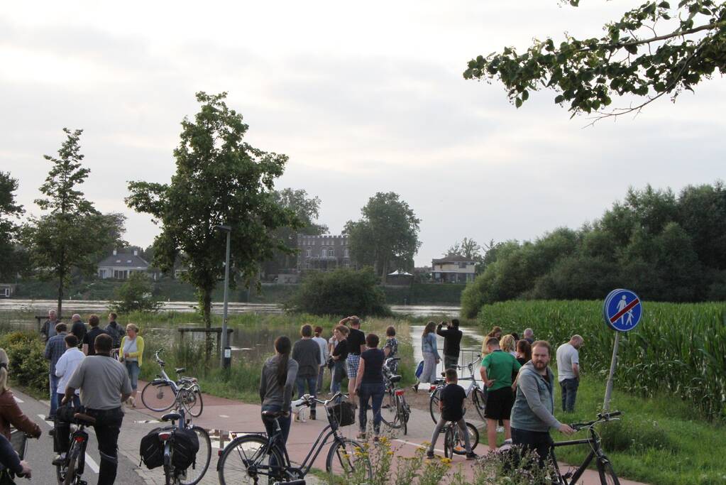 Overstromingen door stijgend water in de maas