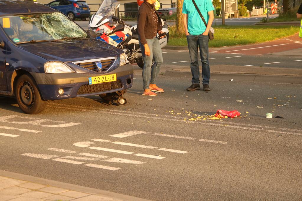 Opzittenden van scooter gewond na ongeval