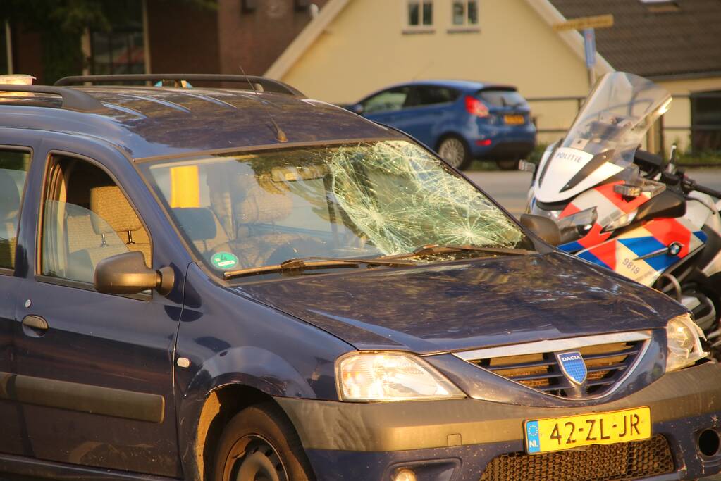 Opzittenden van scooter gewond na ongeval