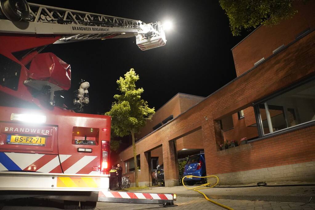 Brandweer blust brandende powerbank