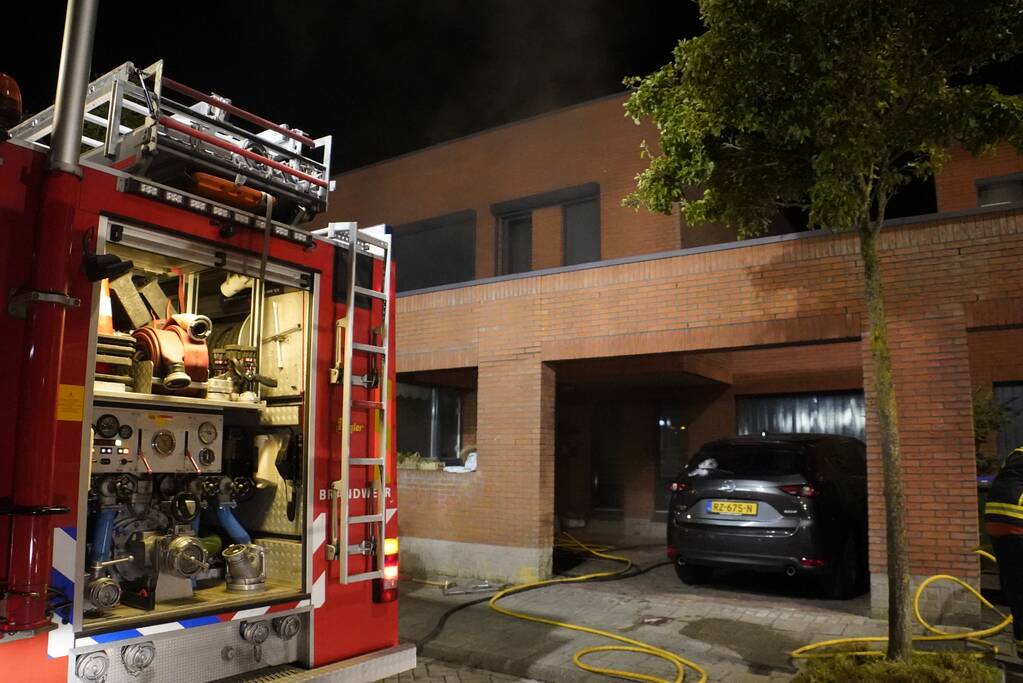 Brandweer blust brandende powerbank