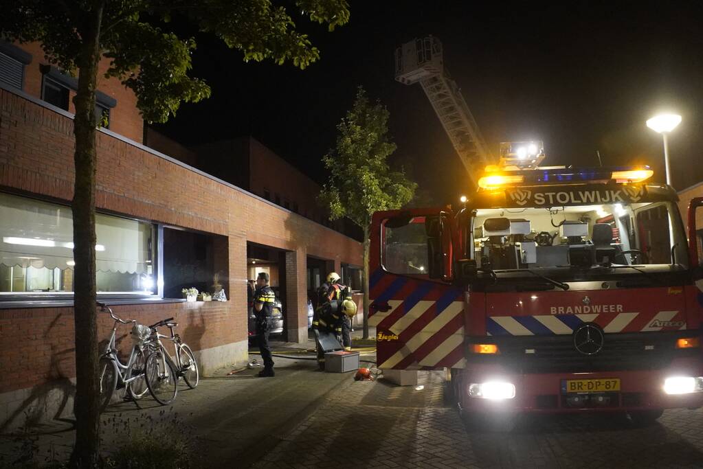 Brandweer blust brandende powerbank