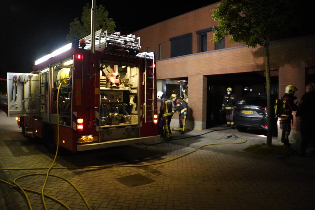 Brandweer blust brandende powerbank