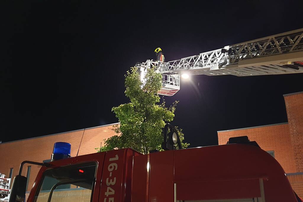 Brandweer blust brandende powerbank