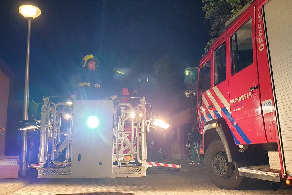 Brandweer blust brandende powerbank