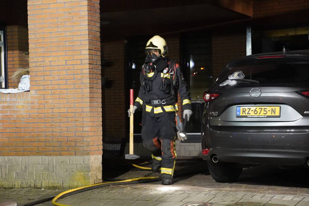 Brandweer blust brandende powerbank