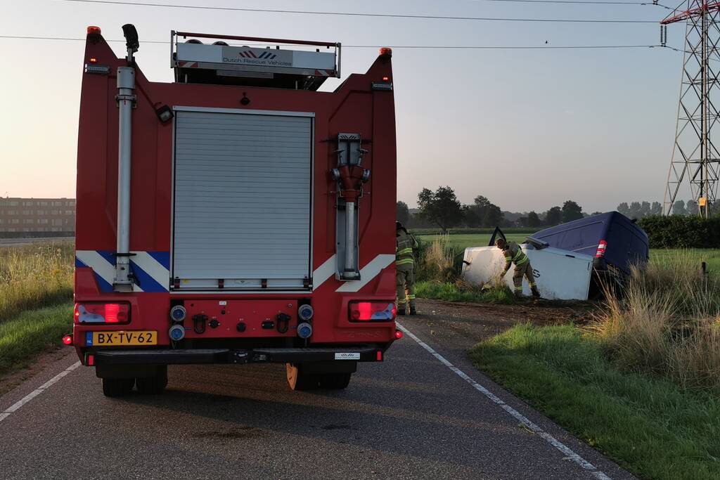 Bestuurder valt in slaap en raakt van de weg