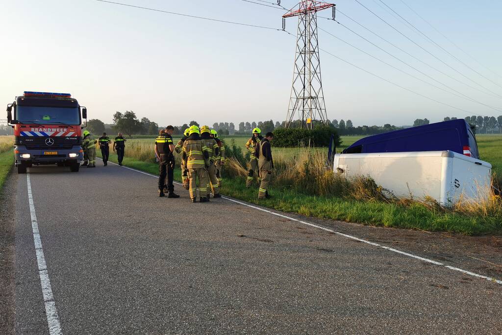 Bestuurder valt in slaap en raakt van de weg