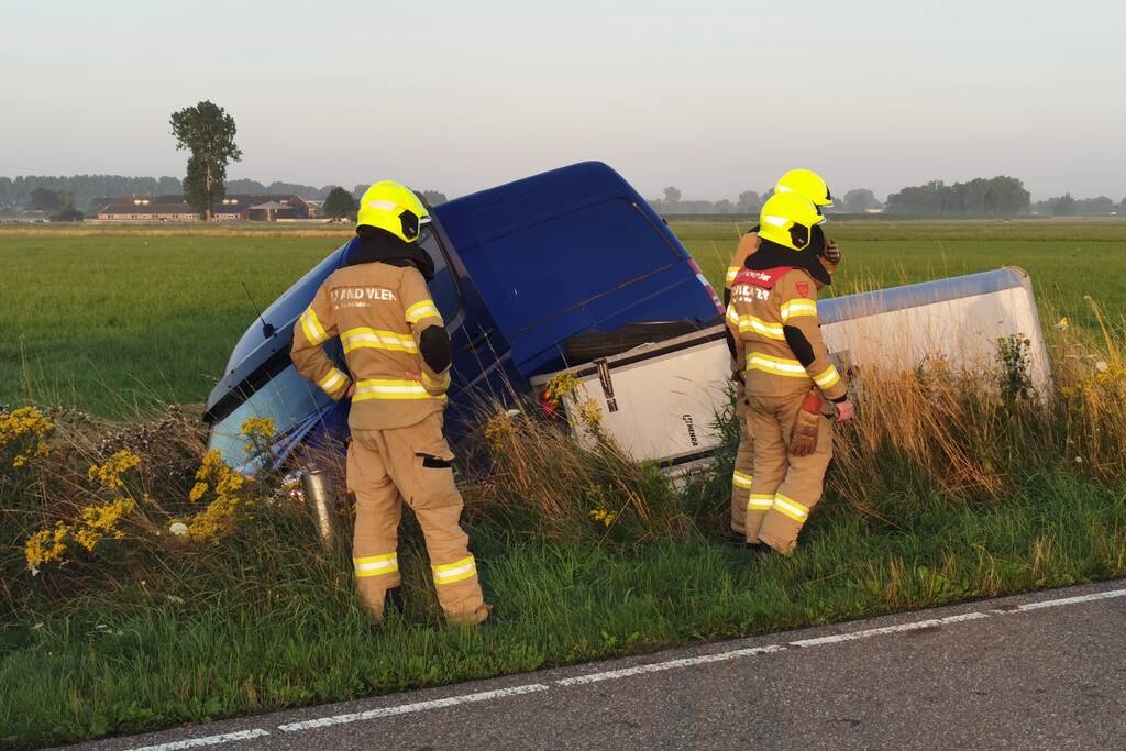 Bestuurder valt in slaap en raakt van de weg